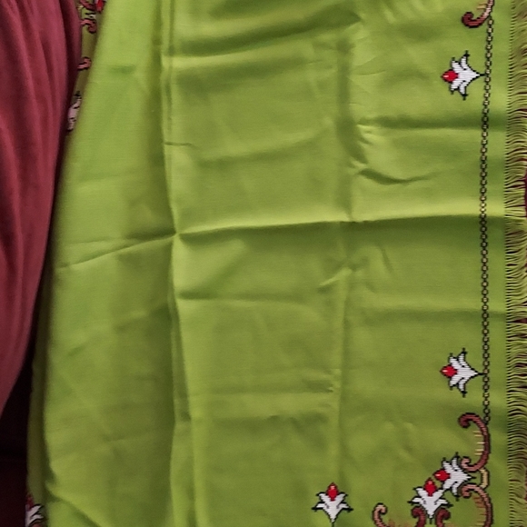 Embroidery Square table cloth w/ 4 Napkins lime,red,white on all four corners. - Picture 2 of 4